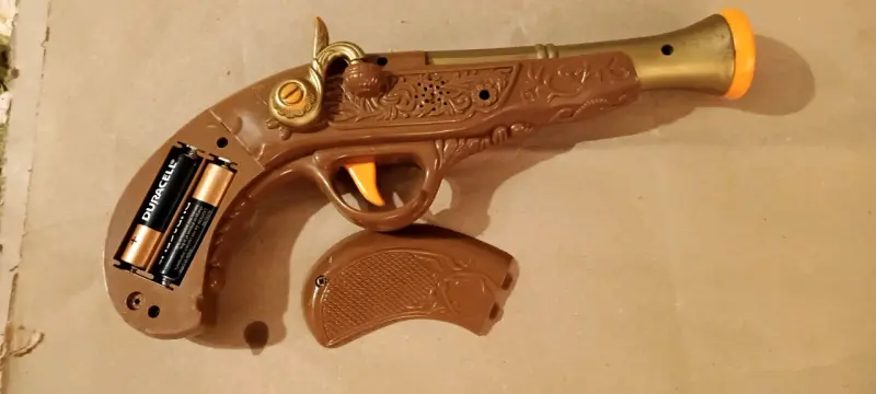 Pistola de juguete pirata con detalles dorados - 2