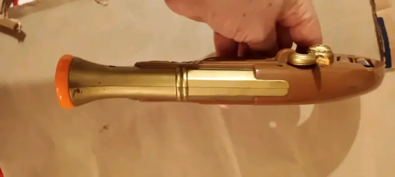 Pistola de juguete pirata con detalles dorados - 3