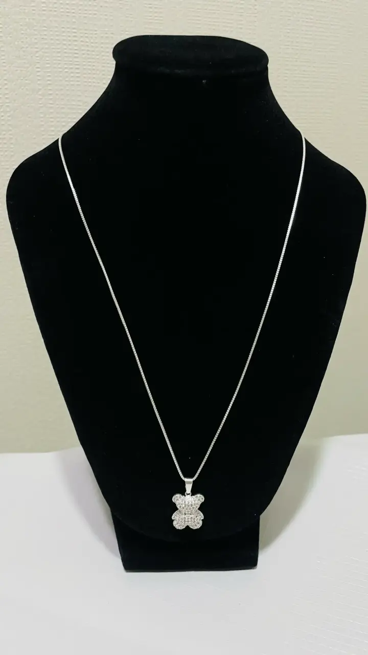 Collar de plata con dije de oso brillante
