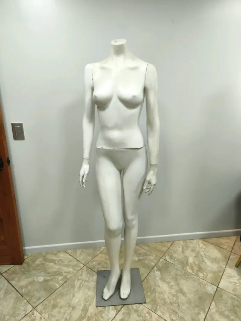 Maniquí de mujer blanco para exhibición
