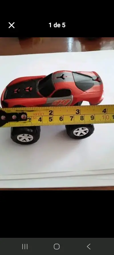 Auto de juguete rojo con diseño deportivo - miniatura 1