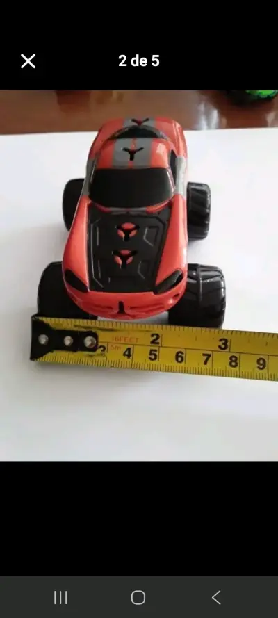 Auto de juguete rojo con diseño deportivo - miniatura 2