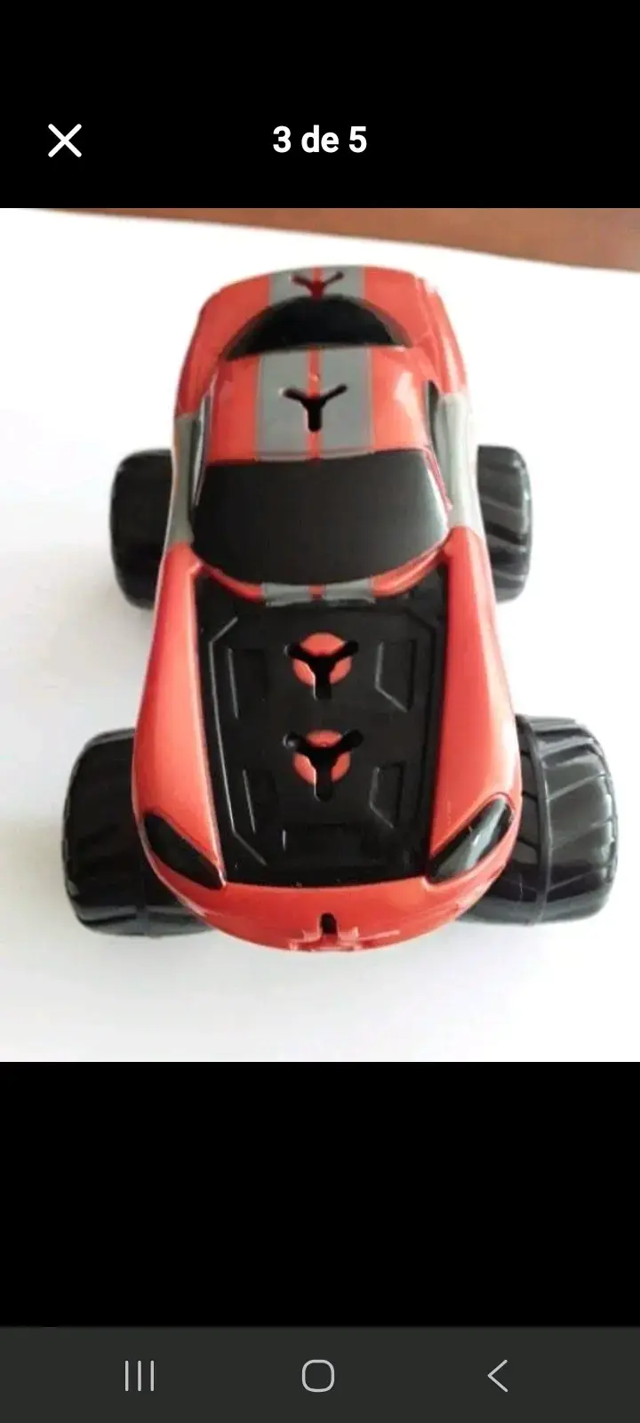 Auto de juguete rojo con diseño deportivo - 3