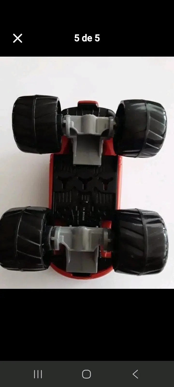 Auto de juguete rojo con diseño deportivo - 4