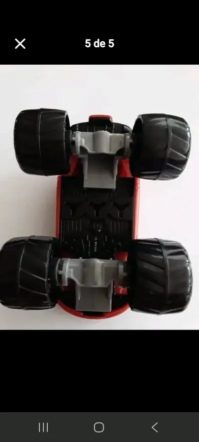 Auto de juguete rojo con diseño deportivo - miniatura 4