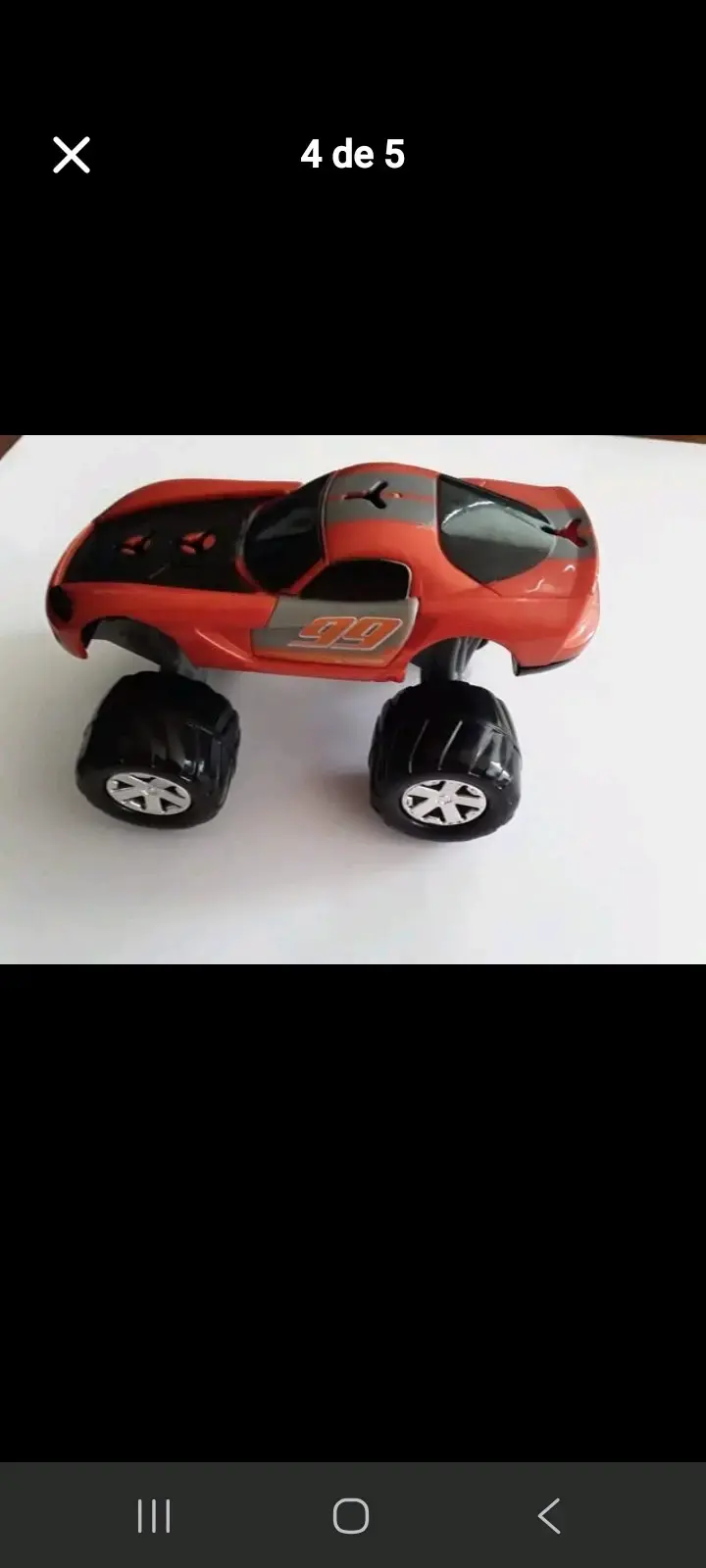 Auto de juguete rojo con diseño deportivo - 5