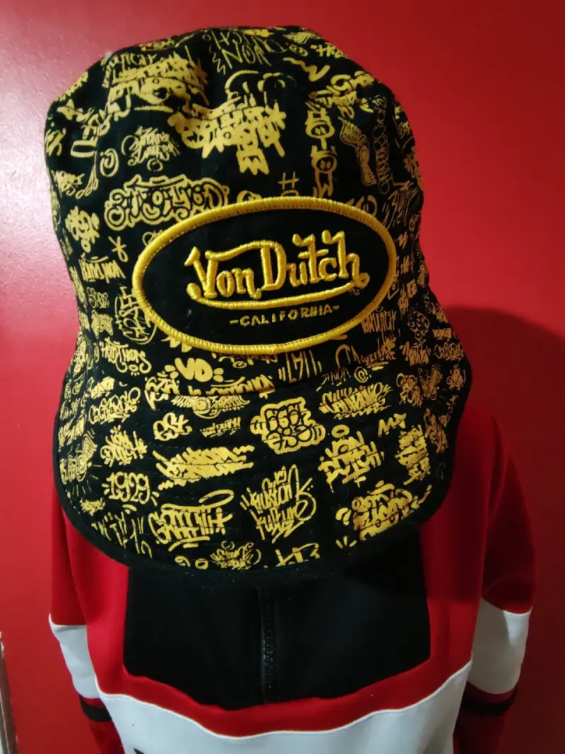 Gorro Von Dutch estampado negro y amarillo