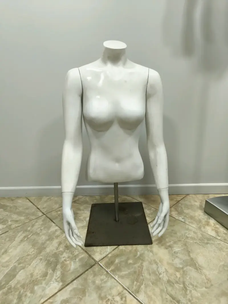 Maniquí de mujer blanco para exhibición - 1