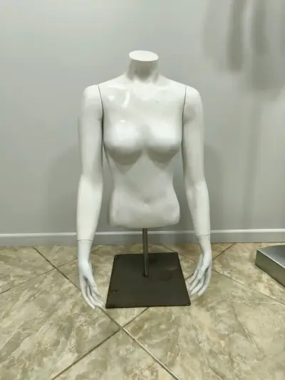 Maniquí de mujer blanco para exhibición - miniatura 1