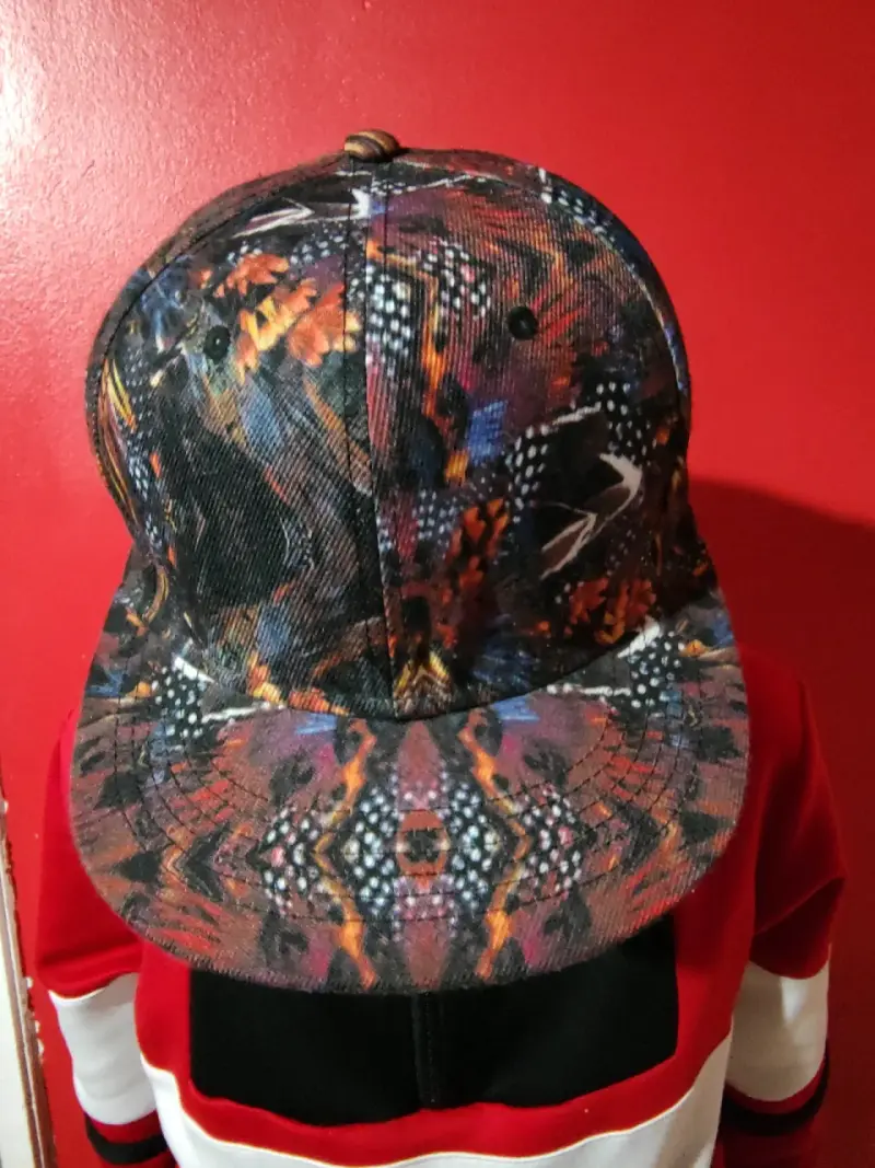 Gorra con diseño abstracto multicolor