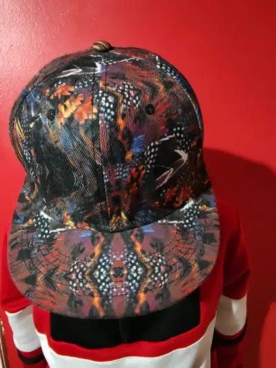 Gorra con diseño abstracto multicolor - miniatura 2