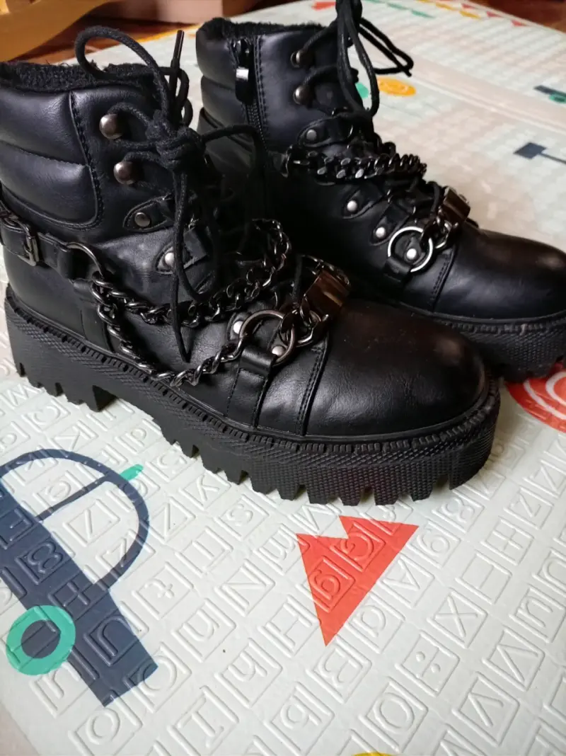 Botas negras con cadenas - 1