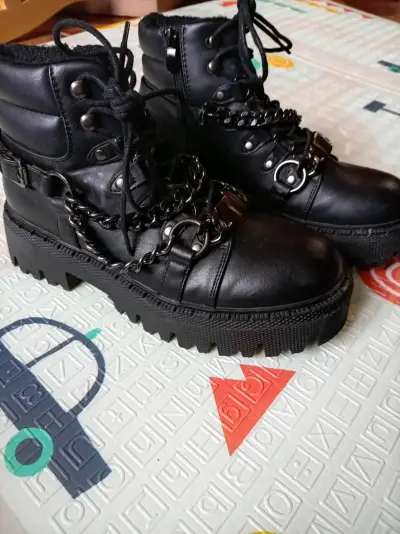 Botas negras con cadenas - miniatura 1