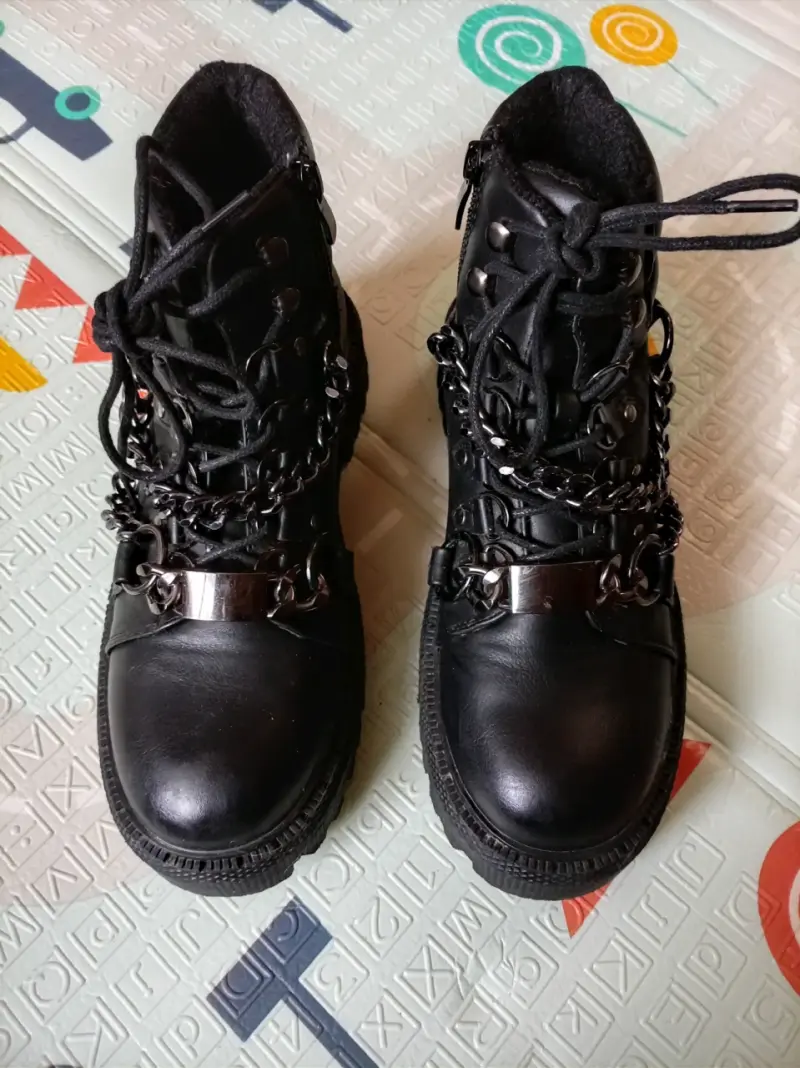 Botas negras con cadenas - 2