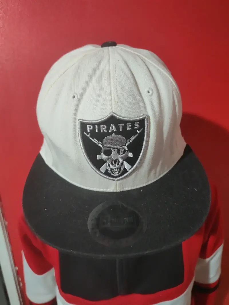 Gorra blanca y negra con logo Pirates - 1