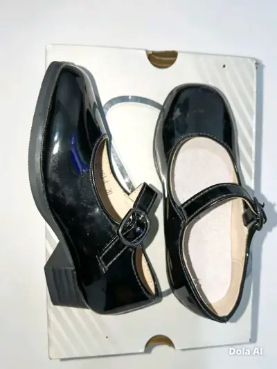 Zapatos de charol negro para niña con hebilla - miniatura 1