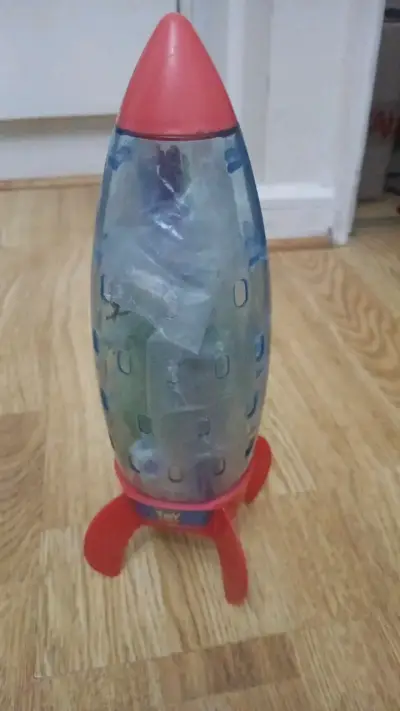 Cohete de juguete transparente con base roja - miniatura 1