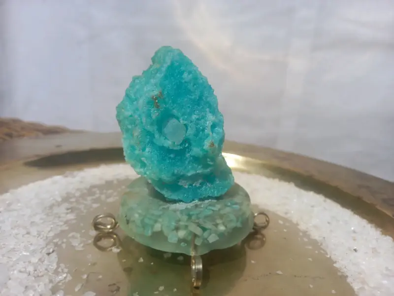 Mineral decorativo azul en base de resina