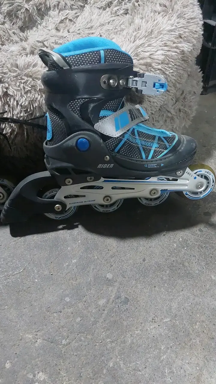 Patines en línea Rider azul y negro con casco