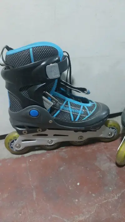 Patines en línea Rider azul y negro con casco - miniatura 3