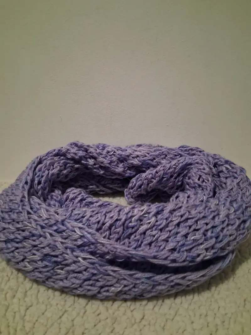 Bufanda tejida color lila para invierno - 1