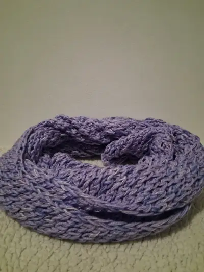 Bufanda tejida color lila para invierno - miniatura 1
