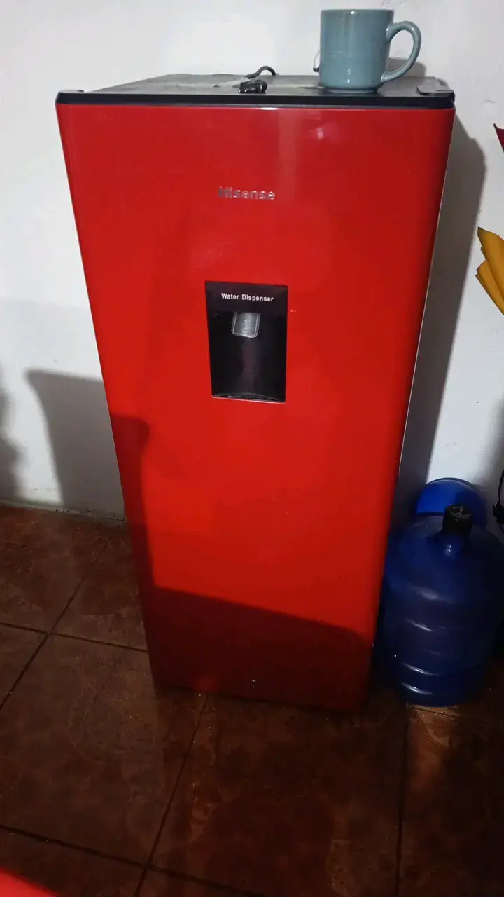 Refrigerador rojo con dispensador de agua Hisense