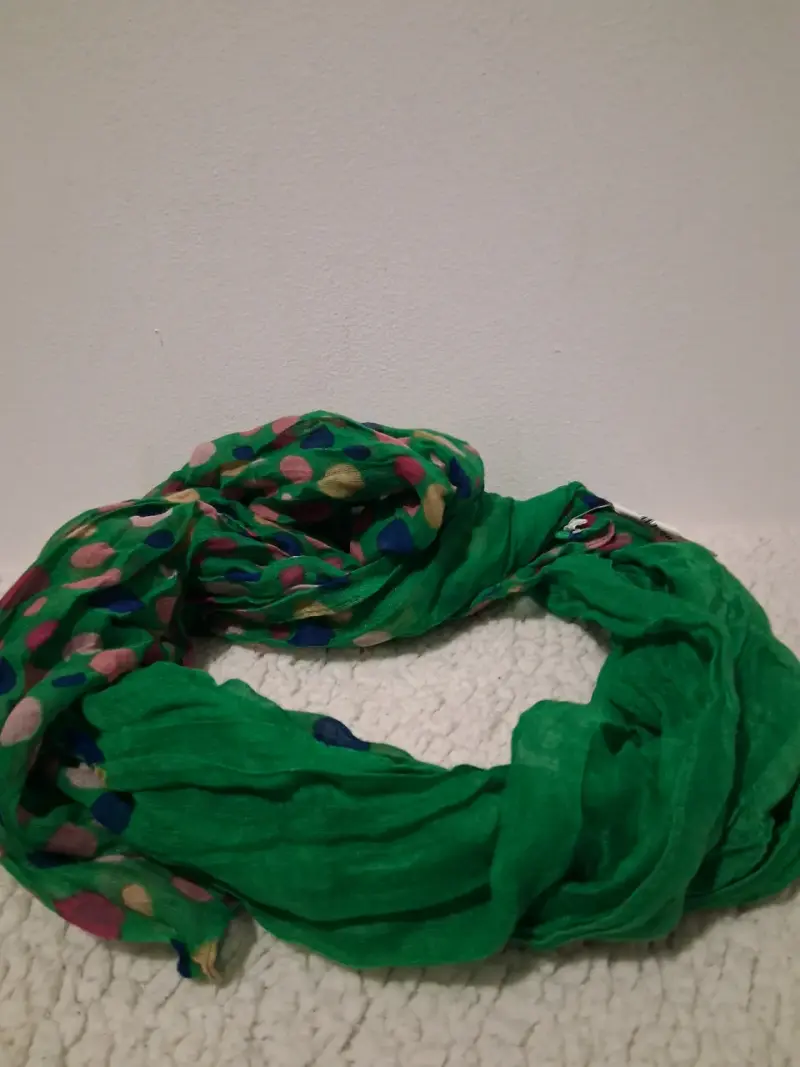 Pañuelo verde con diseño de lunares coloridos - 1