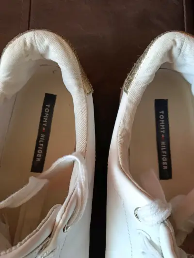 Zapatillas blancas Tommy Hilfiger con detalles dorados - miniatura 2