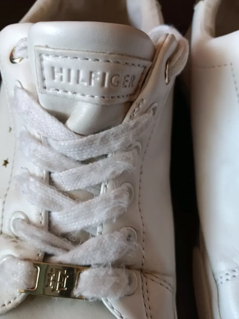 Zapatillas blancas Tommy Hilfiger con detalles dorados - 3