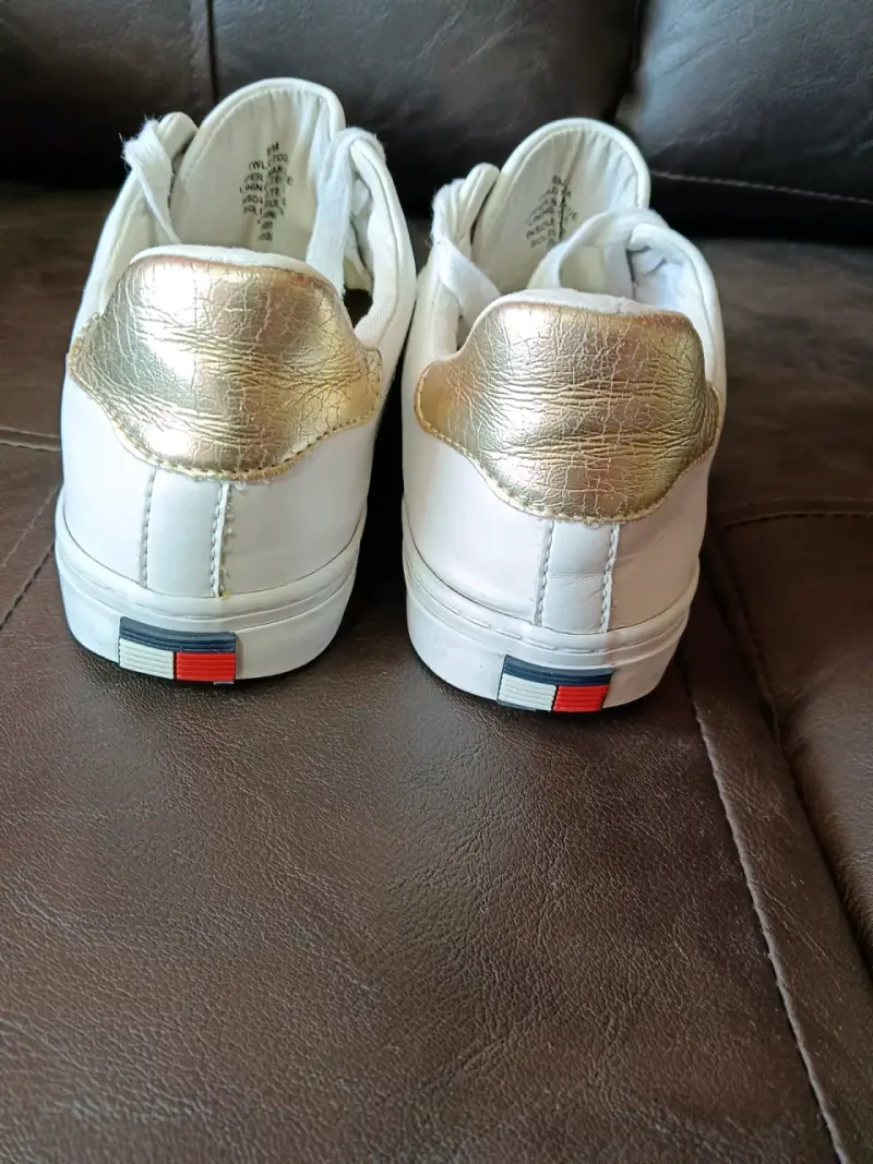Zapatillas blancas Tommy Hilfiger con detalles dorados - 4