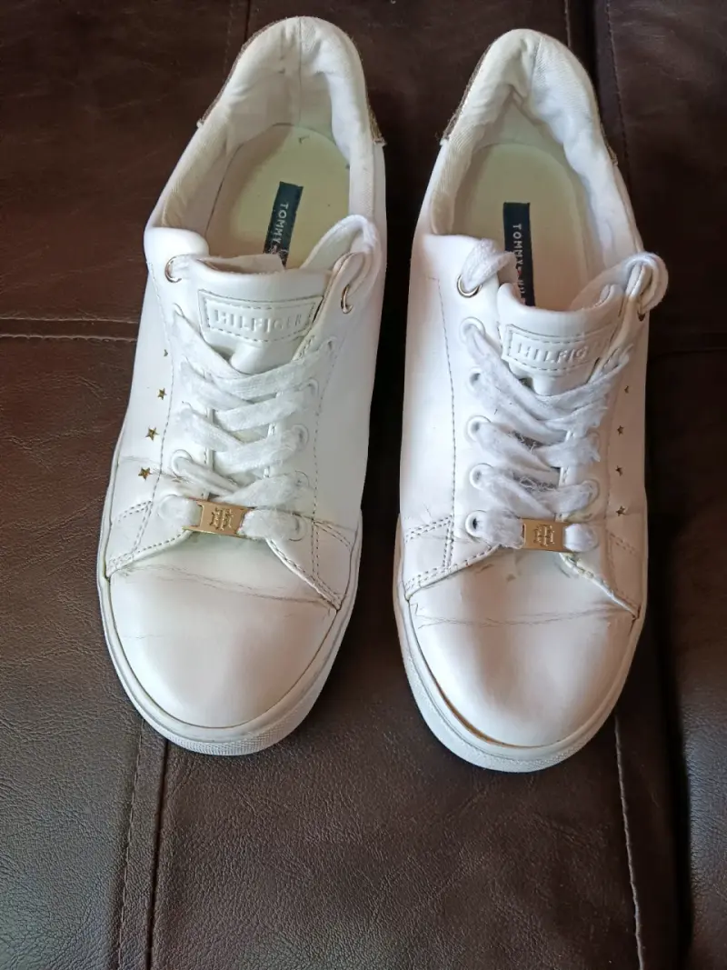 Zapatillas blancas Tommy Hilfiger con detalles dorados - 5