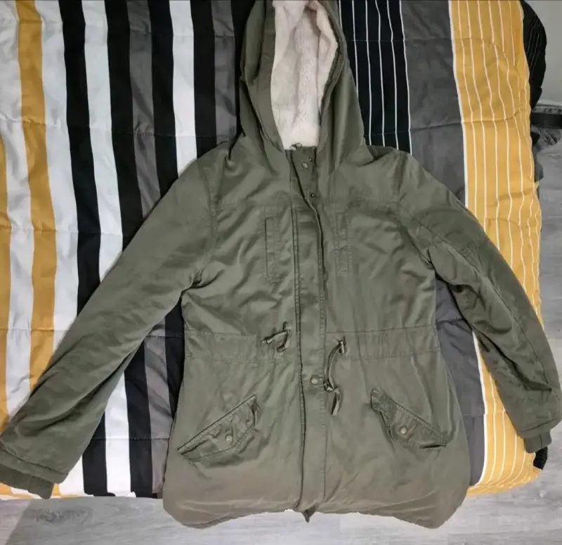 Parka verde con capucha y forro de peluche - 1