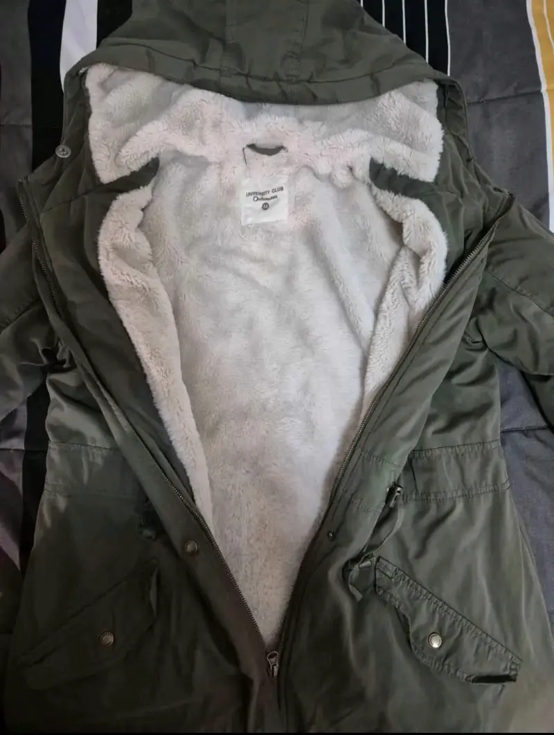 Parka verde con capucha y forro de peluche - 2