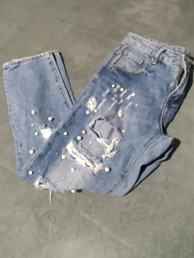 Jeans de mujer con perlas y roturas - miniatura 1