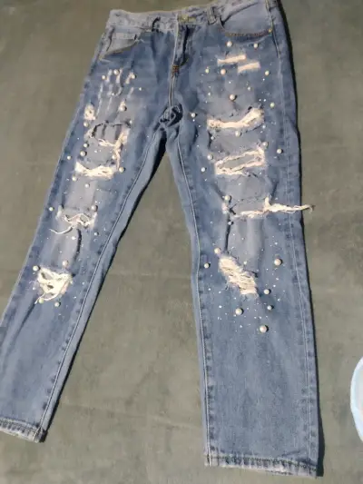 Jeans de mujer con perlas y roturas - miniatura 2