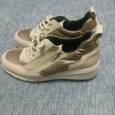 Zapatillas deportivas beige y dorado con cierre lateral - miniatura 1