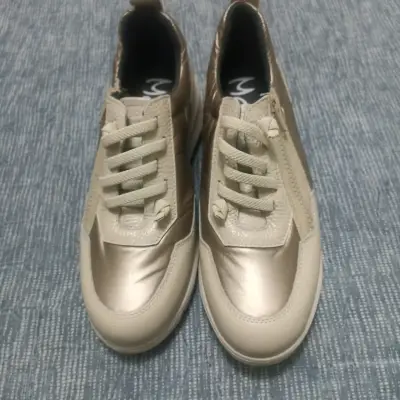 Zapatillas deportivas beige y dorado con cierre lateral - miniatura 2