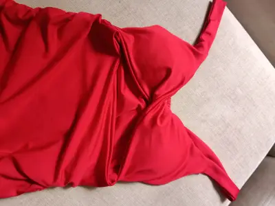 Vestido rojo elegante para mujer - miniatura 2