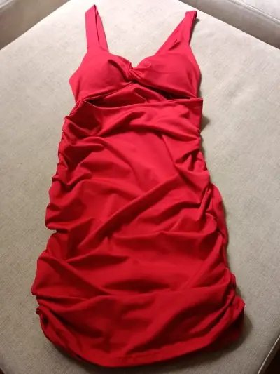 Vestido rojo elegante para mujer - miniatura 5