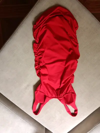 Vestido rojo elegante para mujer - miniatura 6