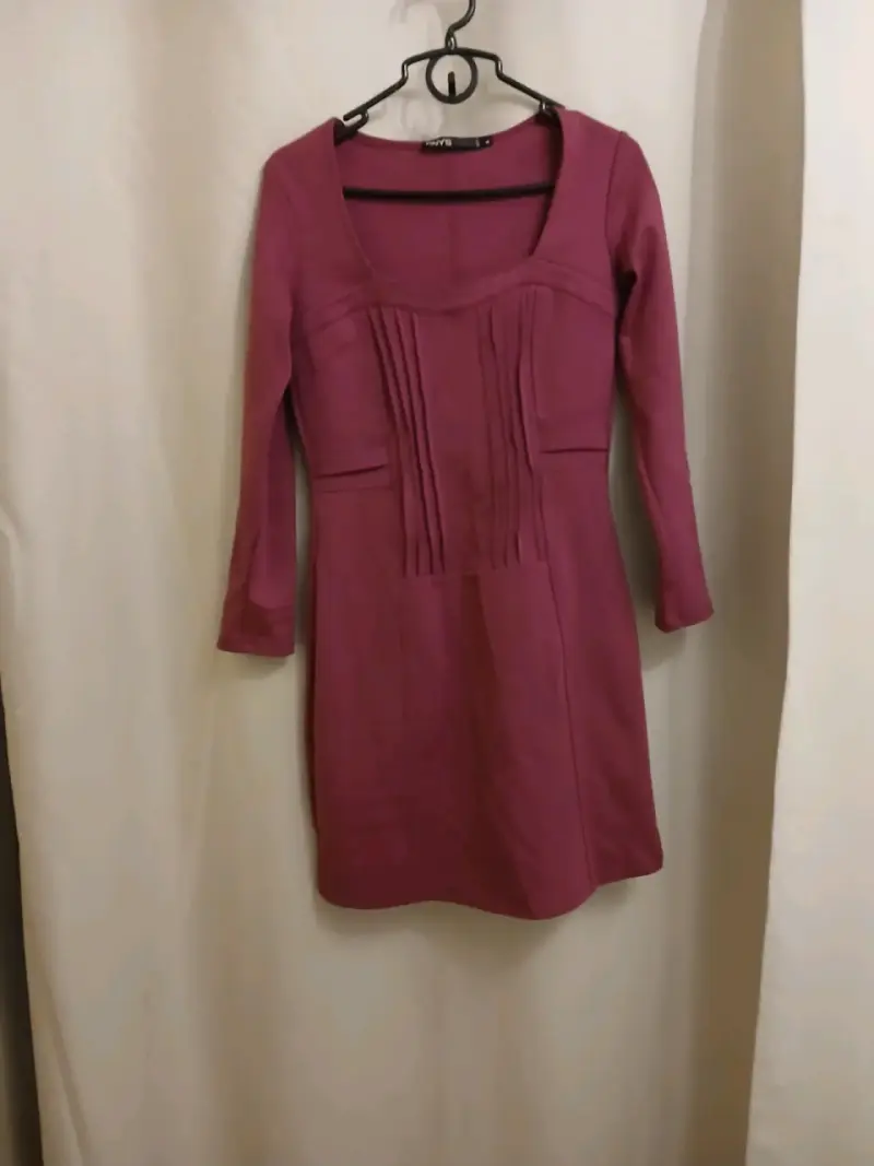 Vestido morado con pliegues para mujer