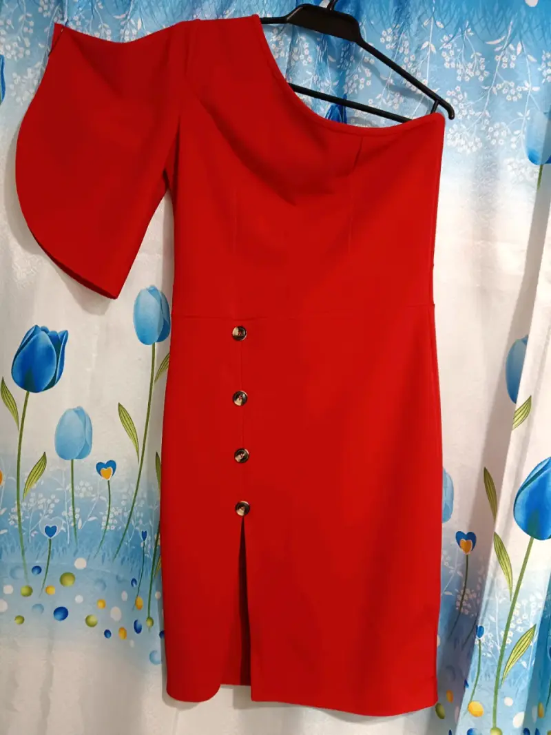 Vestido rojo de un solo hombro con botones decorativos