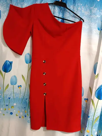 Vestido rojo de un solo hombro con botones decorativos - miniatura 1
