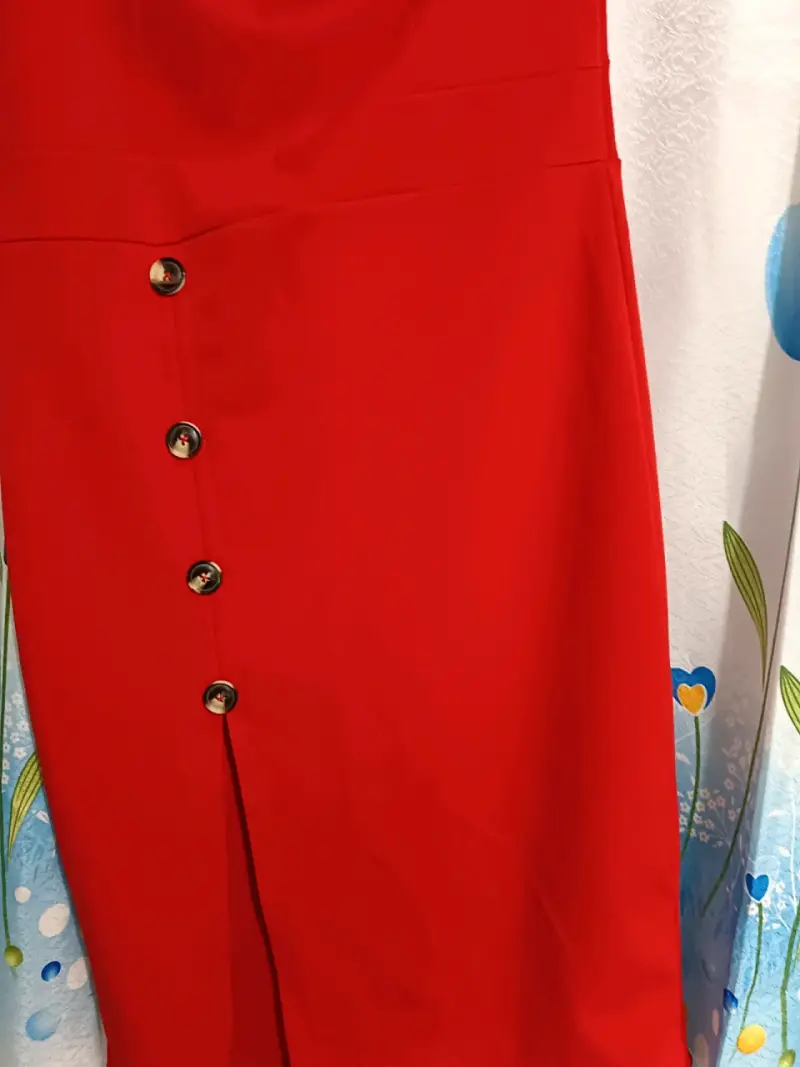 Vestido rojo de un solo hombro con botones decorativos - 2