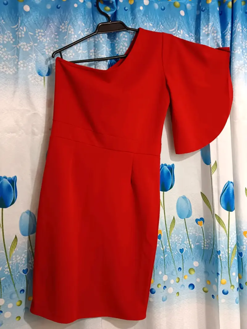 Vestido rojo de un solo hombro con botones decorativos - 3