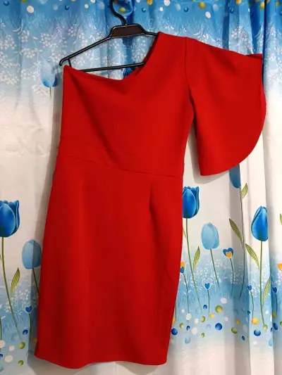 Vestido rojo de un solo hombro con botones decorativos - miniatura 3