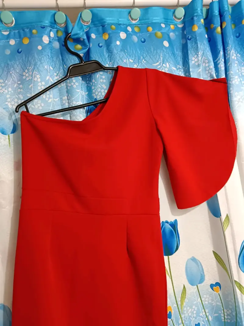 Vestido rojo de un solo hombro con botones decorativos - 4