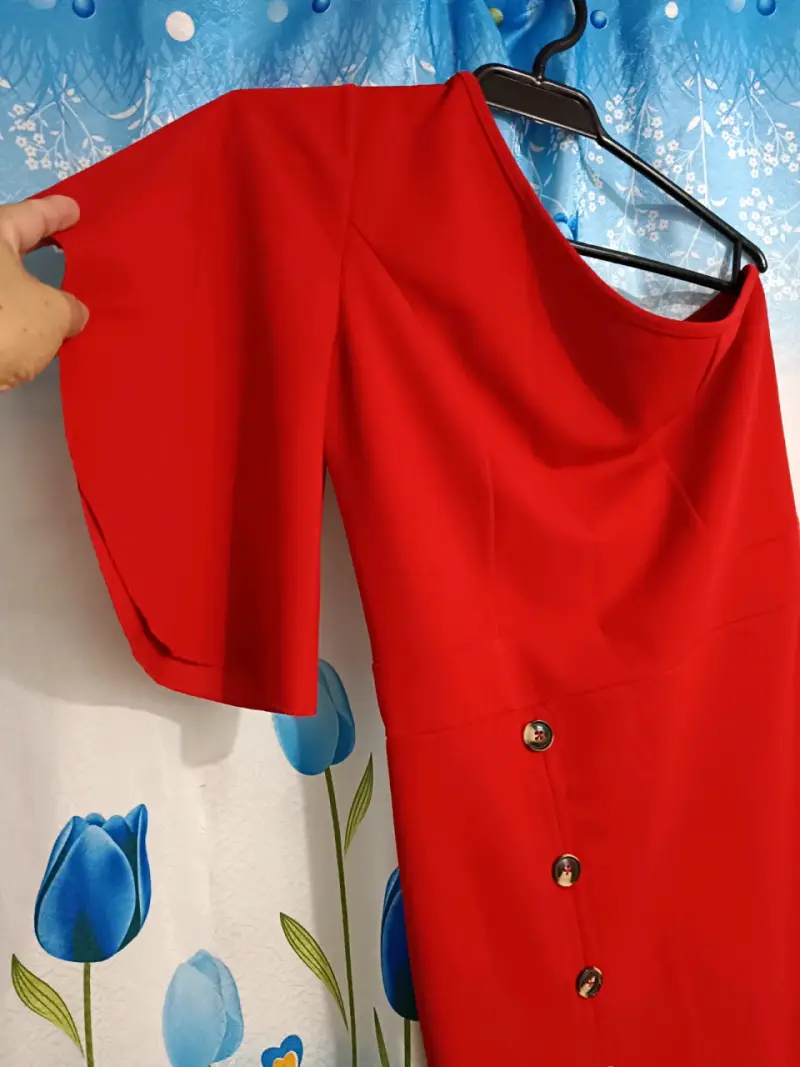 Vestido rojo de un solo hombro con botones decorativos - 5