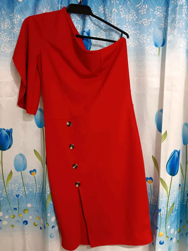 Vestido rojo de un solo hombro con botones decorativos - 6